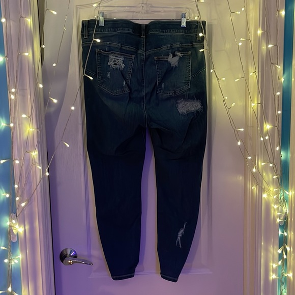 Torrid BOMBSHELL SKINNY PREMIUM STRETCH HIGH-RISE DESTRUCTED JEAN - Picture 4 of 4